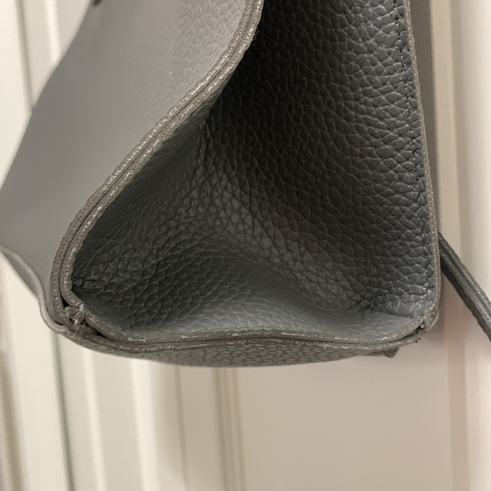 Gray Backpack NWT Adjustable Shoulder Straps Chrome Flap Close Snap Expandable - Picture 15 of 16